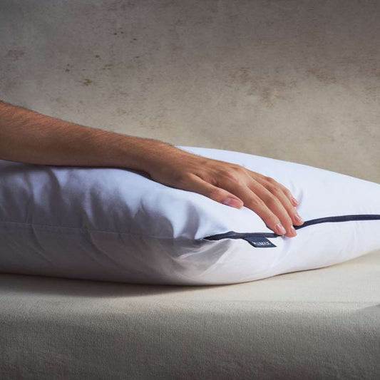 Almohada King size Plumax, que ofrece amplio espacio y un descanso de lujo para cabezas y cuello.