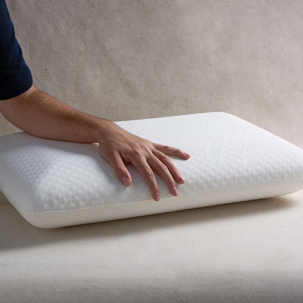 Almohada ortopédica Plumax Classic Plana, hipoalergénica y diseñada para un confort ergonómico y un sueño saludable.