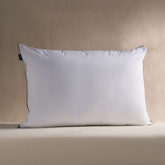 Almohada Luxury Plumax blanca de 180 hilos, suave y premium para un descanso confortable.