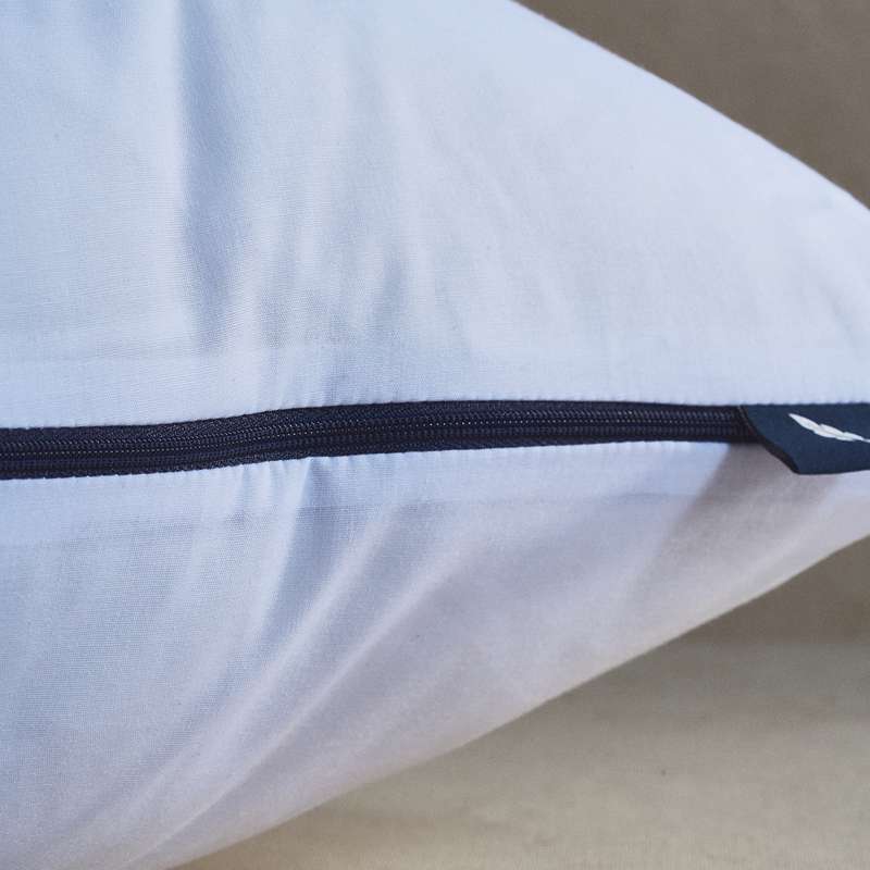 Almohada Plumax blanca, ideal para un descanso cómodo y placentero. Confort premium.