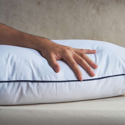 Almohada blanca Plumax de alta calidad (180 hilos), garantizando un sueño profundo y reparador con suavidad superior.
