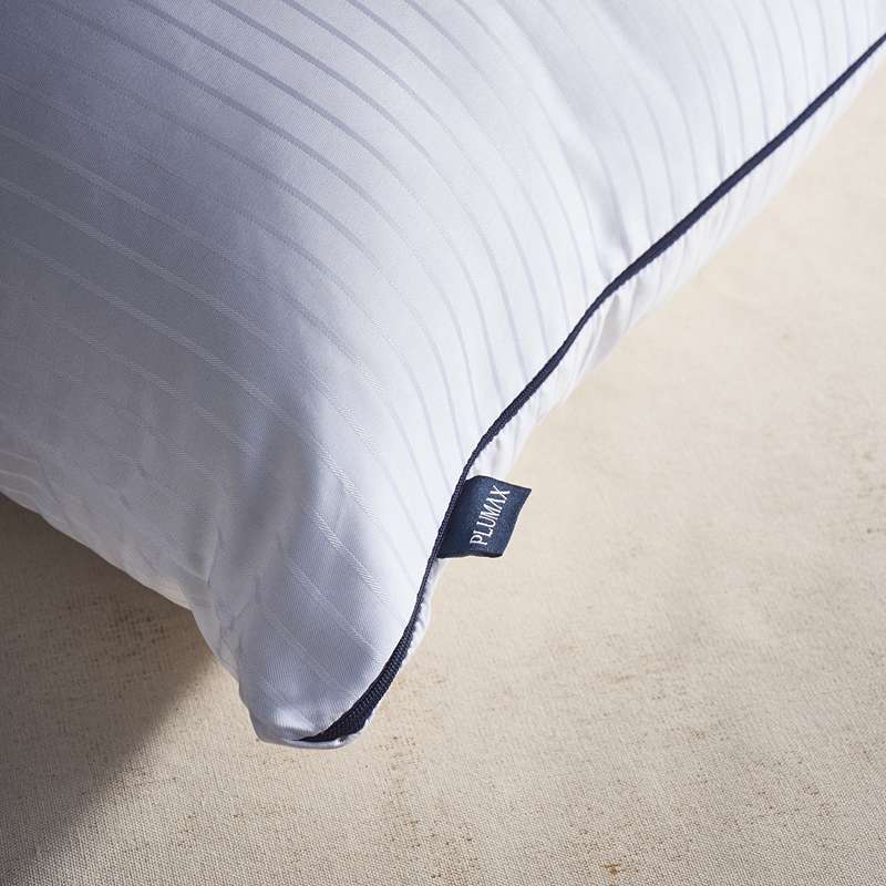 Almohada Plumax con elegante patrón de rayas horizontales, que ofrece máxima suavidad y confort para tu cama.