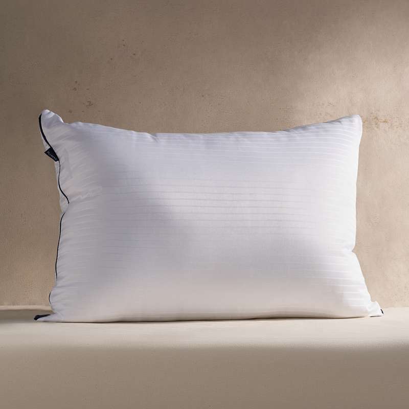 Almohada Plumax blanca con funda de rayas satinadas, premium para un descanso suave y lujoso.
