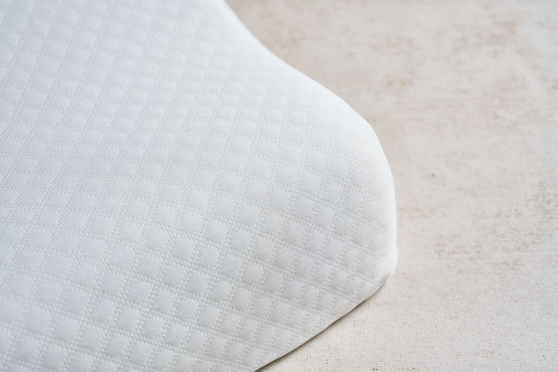 Almohada ortopédica Plumax Classic Curva, diseñada para soporte cervical y alineación perfecta de cuello y columna.