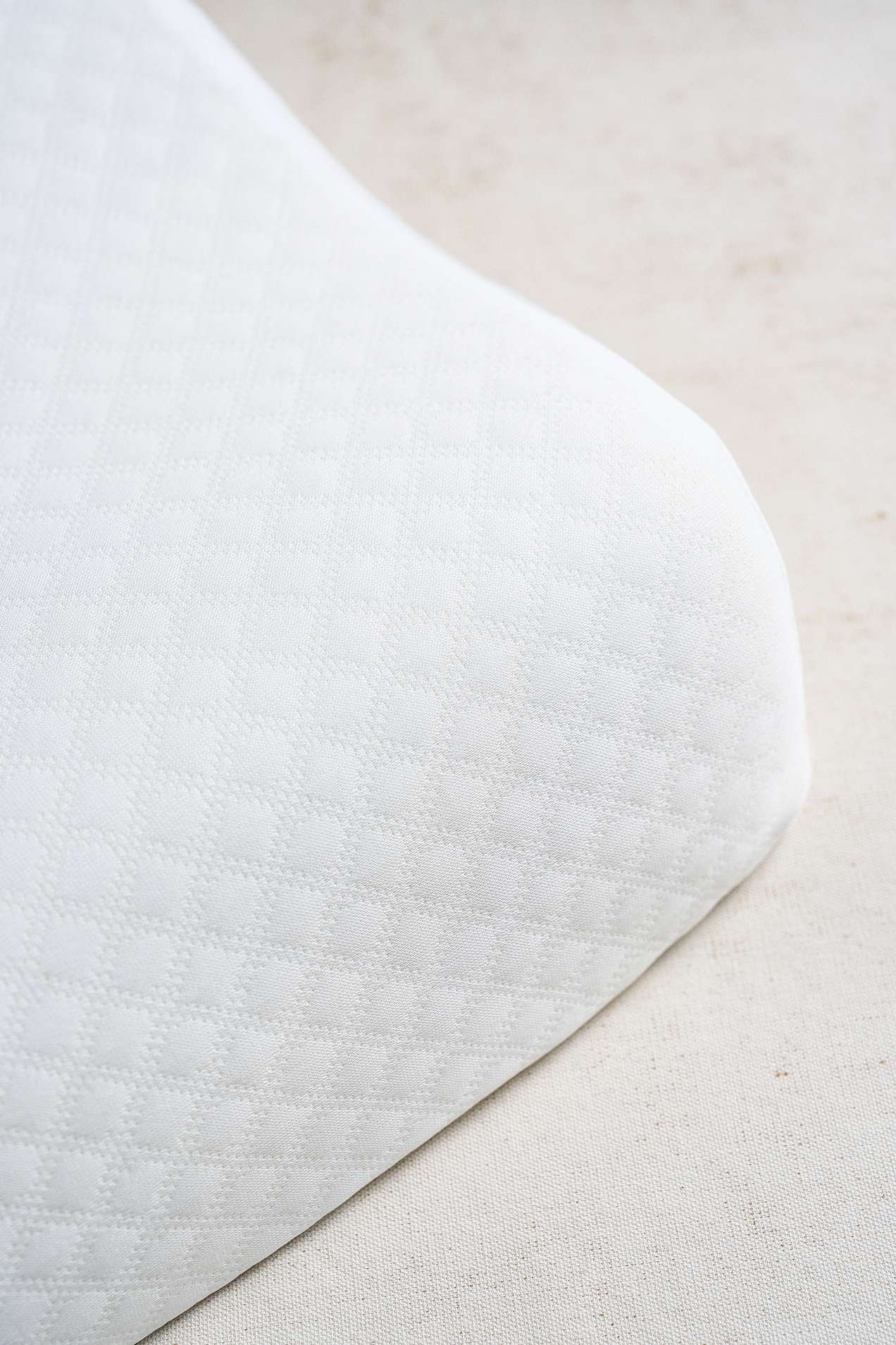 Almohada Plumax Classic Curva con diseño ergonómico, que ofrece confort adaptativo y alivia la presión en cuello y hombros.