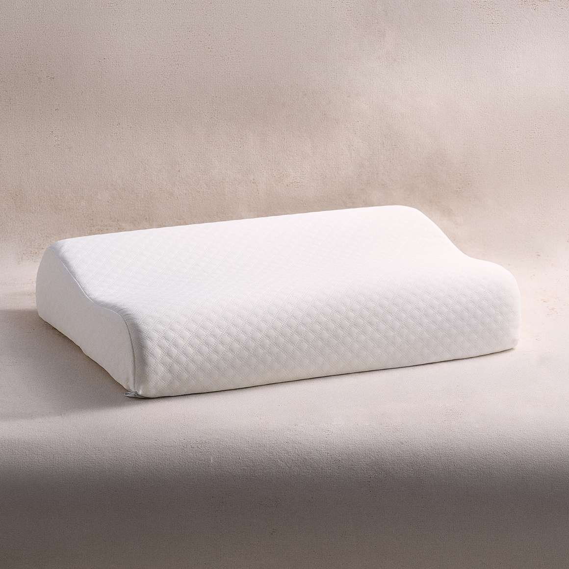 Almohada ortopédica Plumax Classic Curva, confort ergonómico para cuello y hombros.