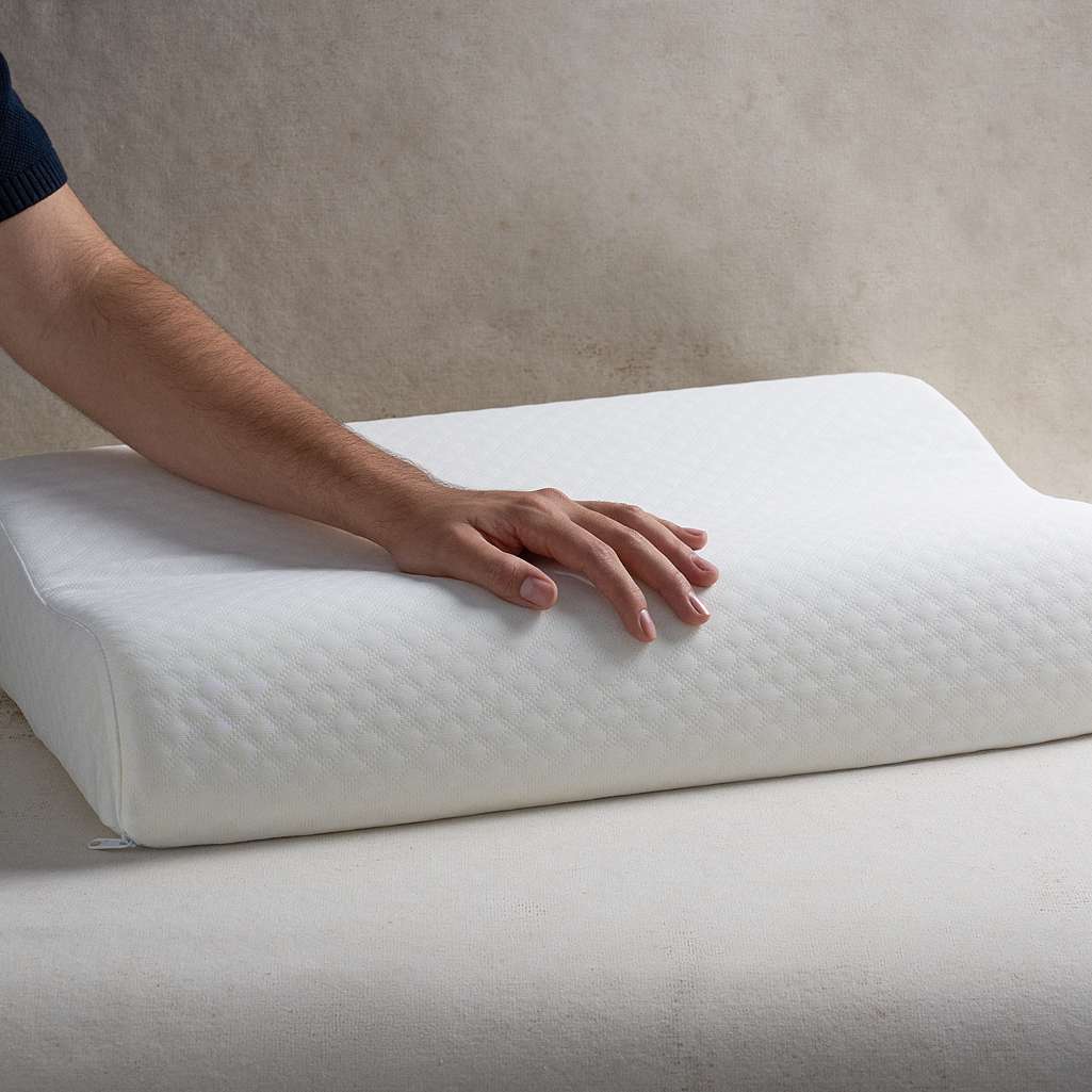 Almohada ortopédica Plumax Classic Curva, confort ergonómico para cuello y hombros.