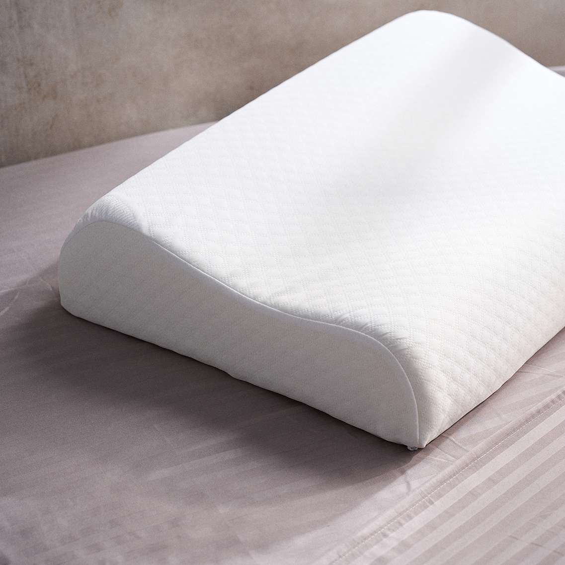 Almohada ortopédica Plumax Classic Curva de memory foam, que se adapta a la forma del cuello para un sueño profundo y sin puntos de presión.