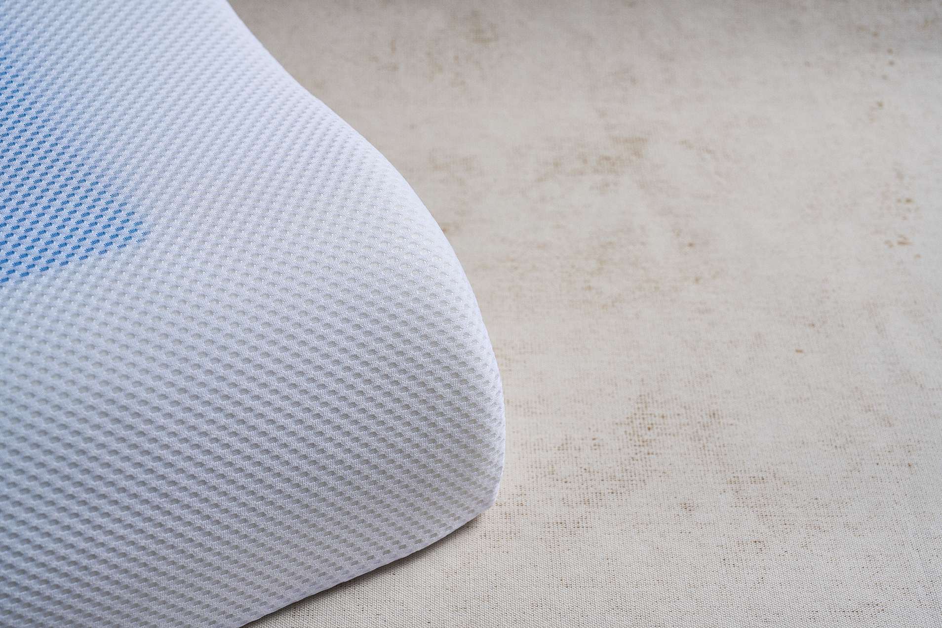 Almohada Plumax Cool Gel Curva, con tecnología refrescante y diseño ergonómico para cuello y hombros, garantizando un sueño fresco y confortable.