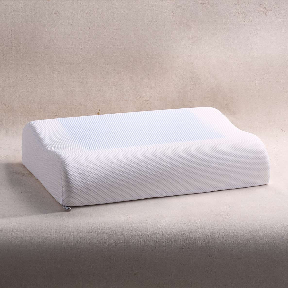 Almohada ortopédica Cool Gel Curva Plumax, para un soporte fresco y cervical óptimo.