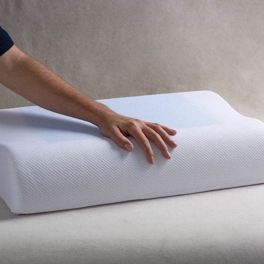 Almohada de memory foam Plumax con gel refrescante y forma curva, brindando soporte ortopédico y sensación de frescura para noches calurosas.