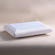Almohada ortopédica Plumax con gel refrescante y diseño plano, proporcionando alineación de columna y frescura constante para un descanso óptimo.