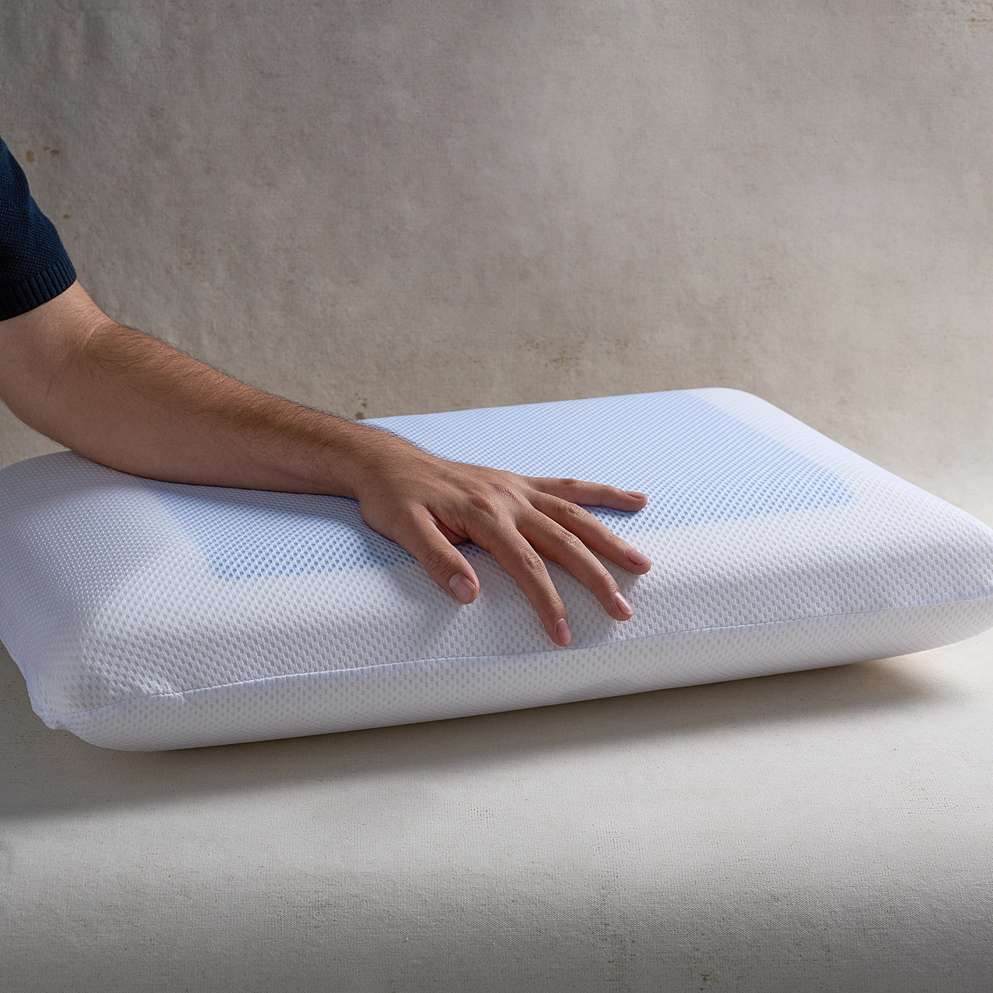 Almohada Plana Plumax con tecnología Cool Gel, que ofrece una superficie refrescante y un soporte ergonómico para un sueño profundo y sin calor.