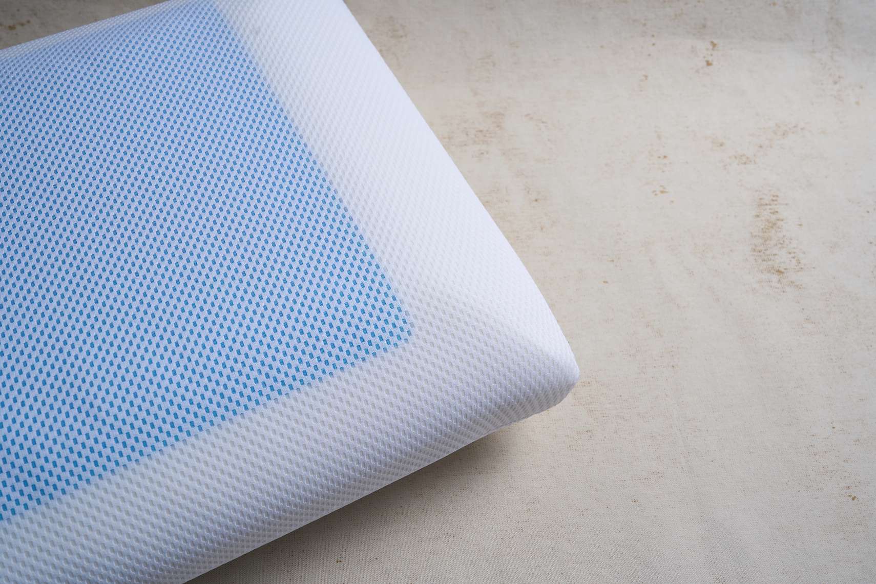 Almohada ortopédica Plumax Cool Gel Plana, diseñada para un soporte uniforme y fresco, ideal para aliviar la presión durante el descanso.
