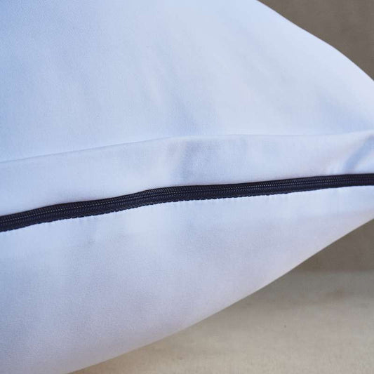 Almohada blanca Plumax con tecnología de sensación fría, ofreciendo un sueño profundo y refrescante