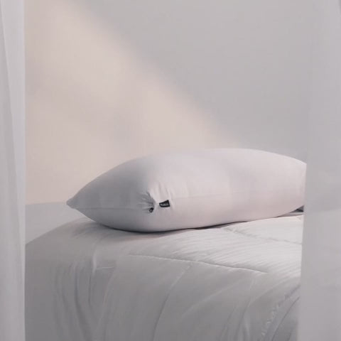 Almohadas blancas Plumax premium, con funda suave y confortables para un descanso de lujo.