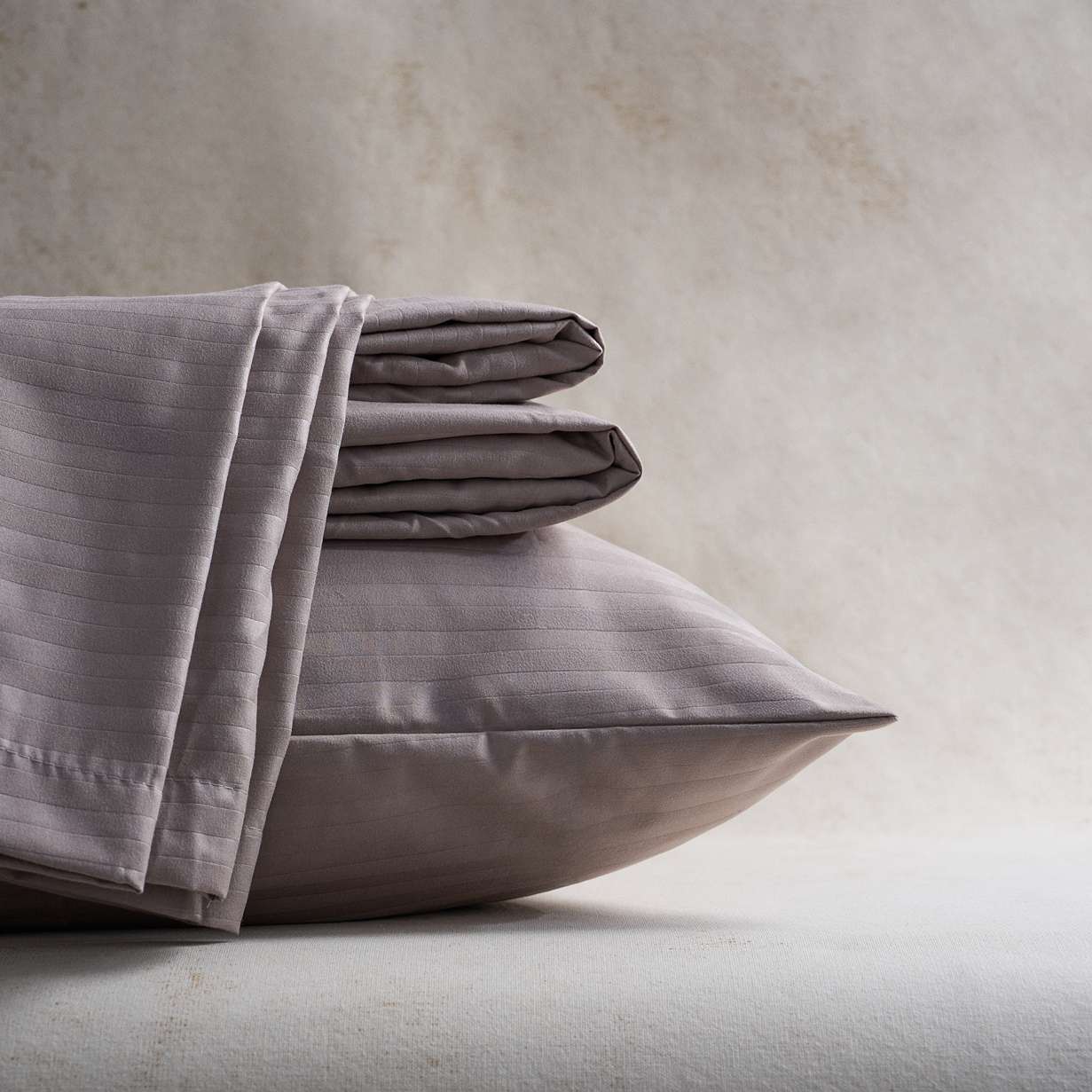 Sábanas Plumax gris carbón ultra suaves y confortables, que crean un ambiente sofisticado y relajante en tu cama.
