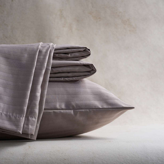 Sábanas Plumax gris carbón ultra suaves y confortables, que crean un ambiente sofisticado y relajante en tu cama.
