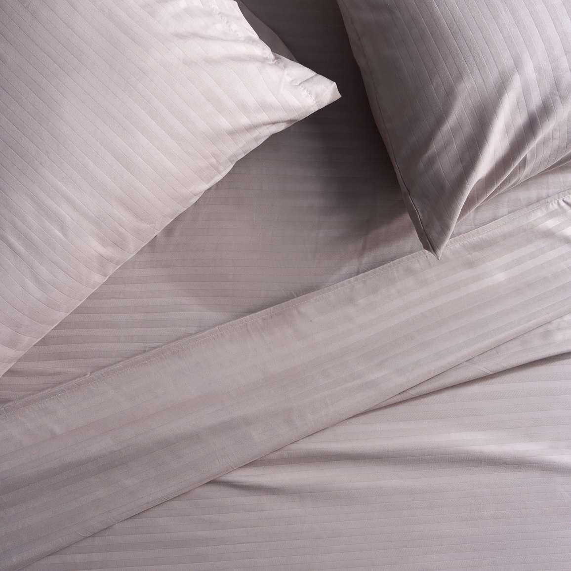 Set de sábanas Plumax gris oscuro, ideal para un dormitorio moderno y elegante. Confort premium.