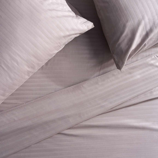 Set de sábanas Plumax gris oscuro, ideal para un dormitorio moderno y elegante. Confort premium.