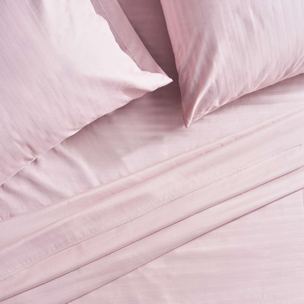 Juego de sábanas Plumax color palo de rosa, confeccionadas con tela premium para una experiencia de sueño inigualable y un tacto sedoso.