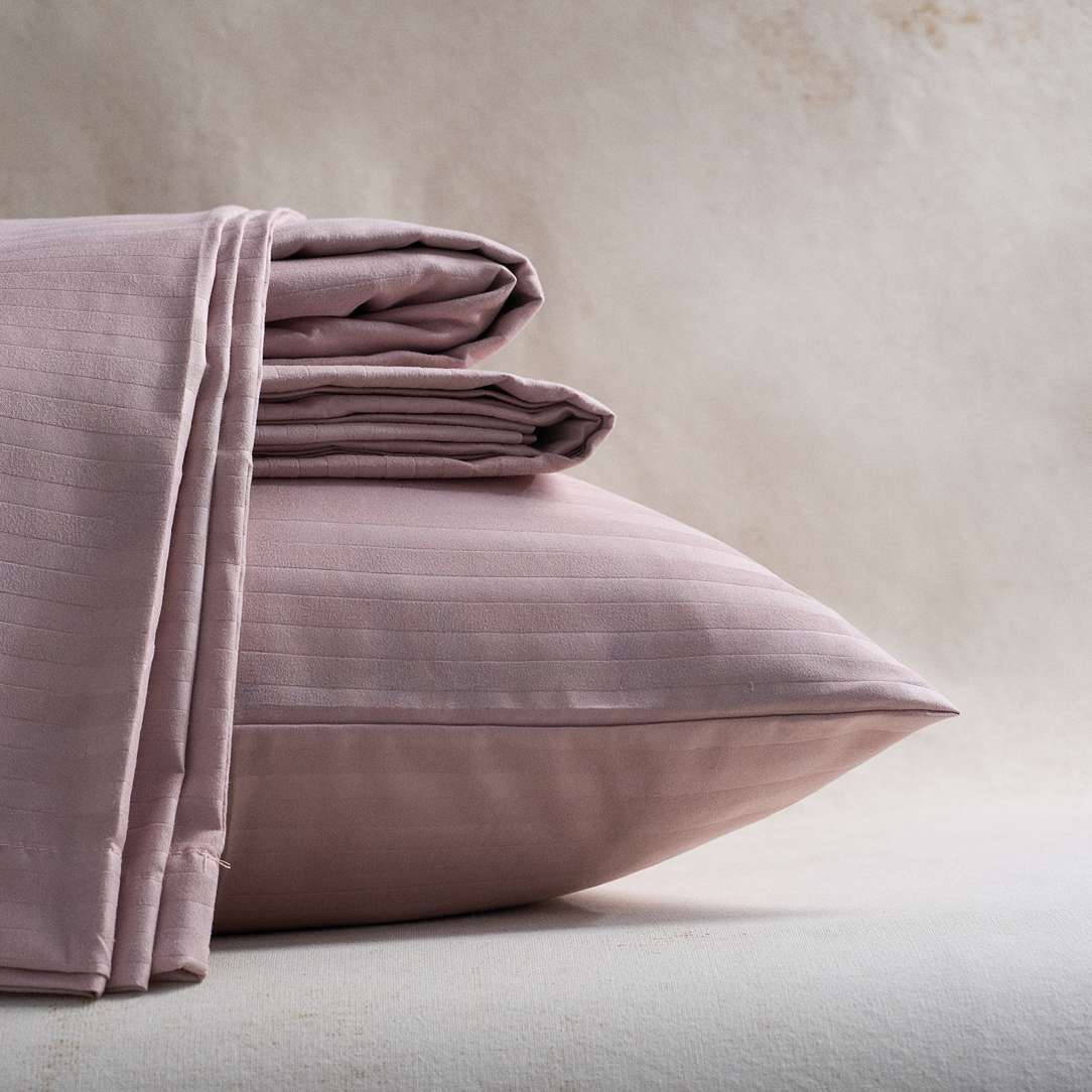 Sábanas Plumax palo de rosa ultra suaves y confortables, ideales para un descanso lujoso y un ambiente acogedor.