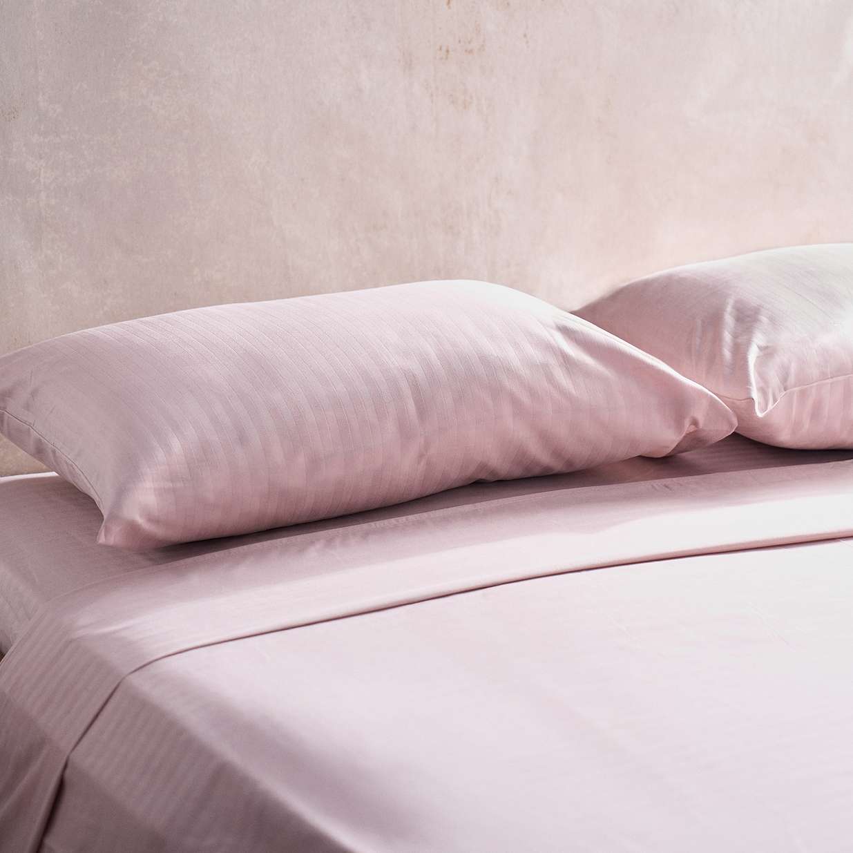 Set de sábanas Plumax palo de rosa, que añade un toque de elegancia y calidez a cualquier dormitorio moderno.