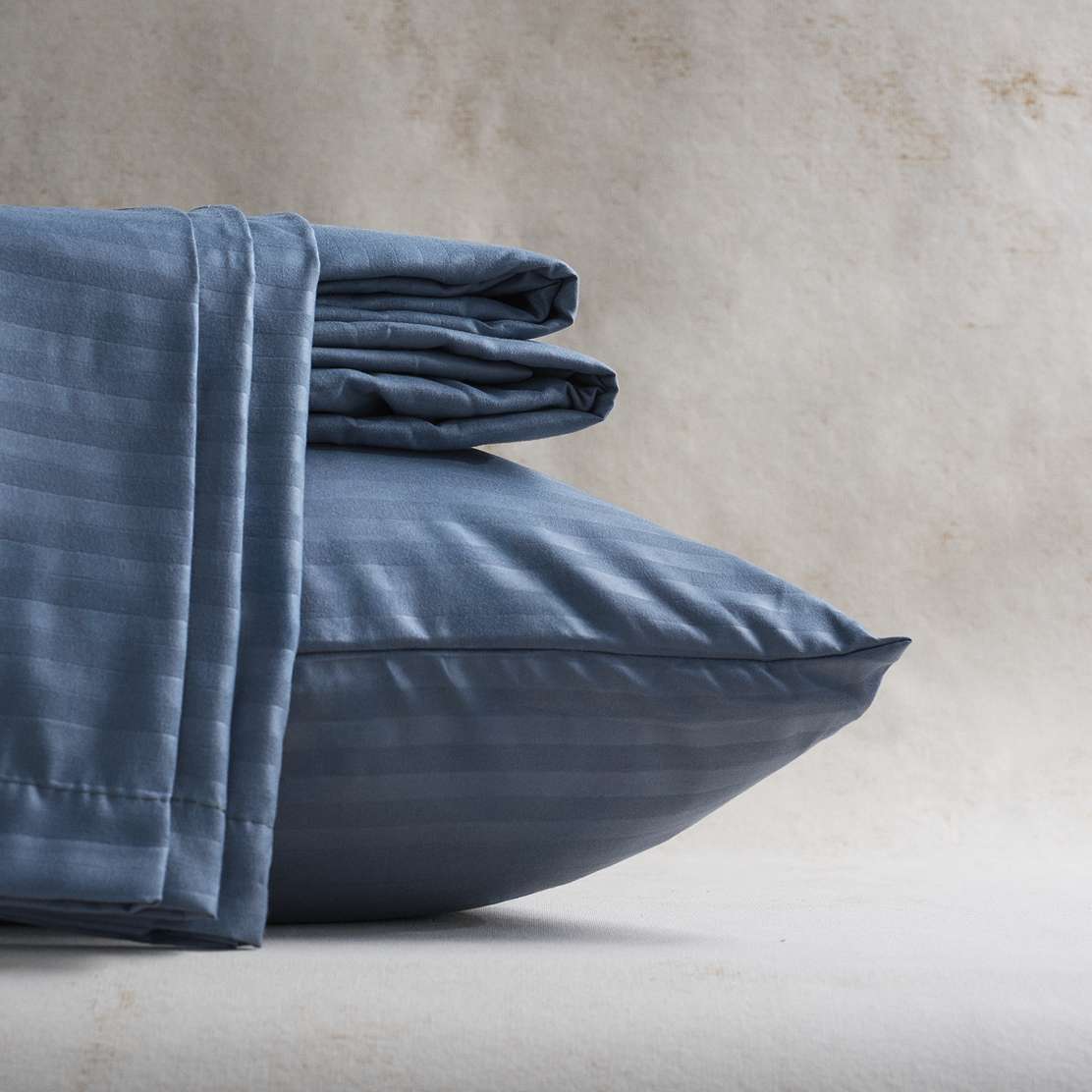 Sábanas Plumax azul cielo de alta calidad, ideales para crear un ambiente relajante y suave en tu dormitorio.