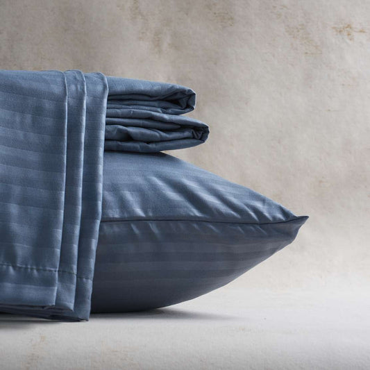 Sábanas Plumax azul cielo de alta calidad, ideales para crear un ambiente relajante y suave en tu dormitorio.