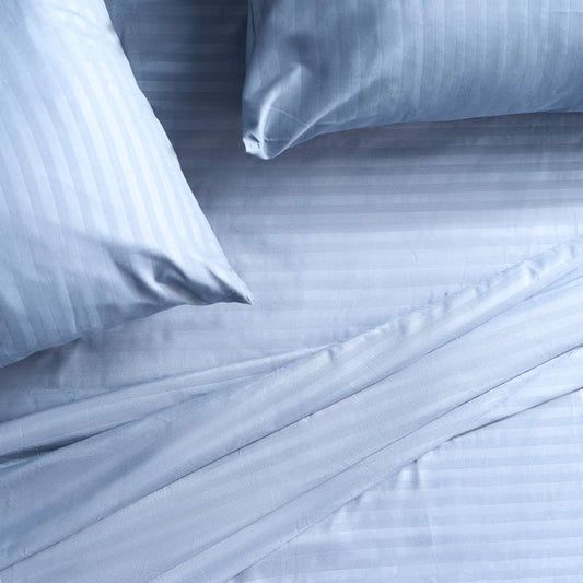 Set de sábanas Plumax azul claro, que evoca frescura y calma para un descanso sereno y confortable.