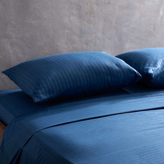 Sábana Plumax de algodón premium en color azul oscuro, ofreciendo una experiencia de sueño lujosa y envolvente.