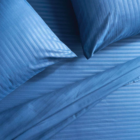 Sábana azul oscuro Plumax premium, que aporta un toque de lujo y elegancia a cualquier dormitorio. Suavidad garantizada.