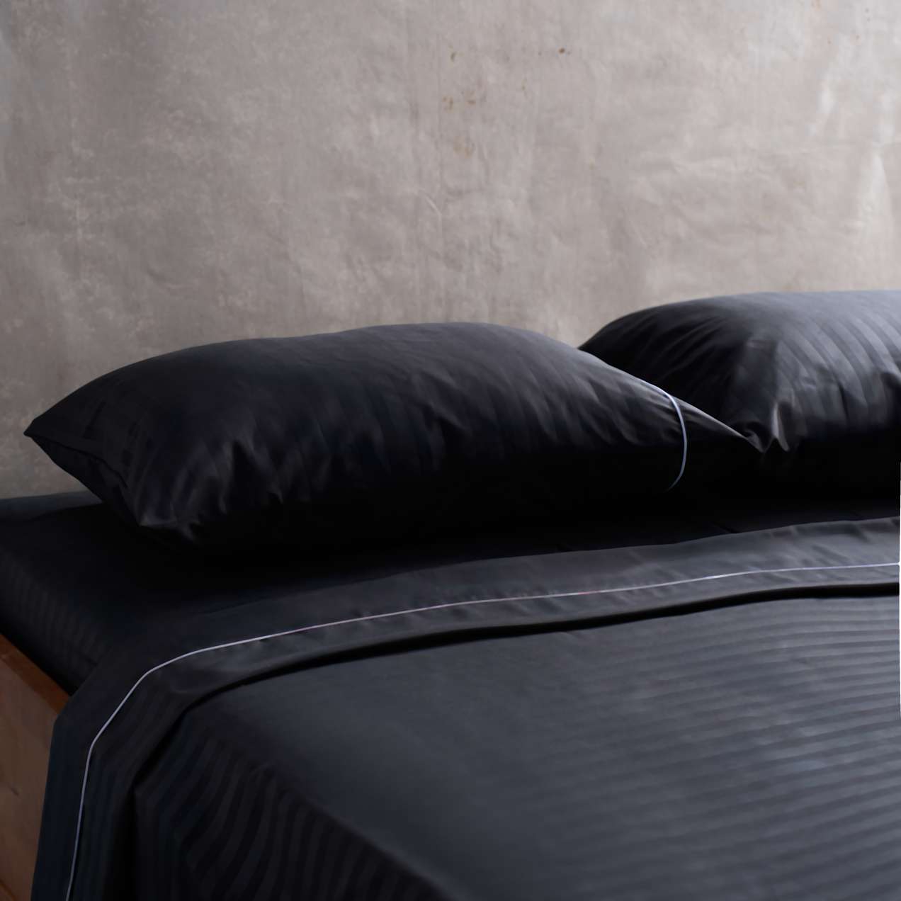 Sábana negra Plumax premium, que aporta un toque de lujo y elegancia a cualquier dormitorio. Suavidad garantizada.