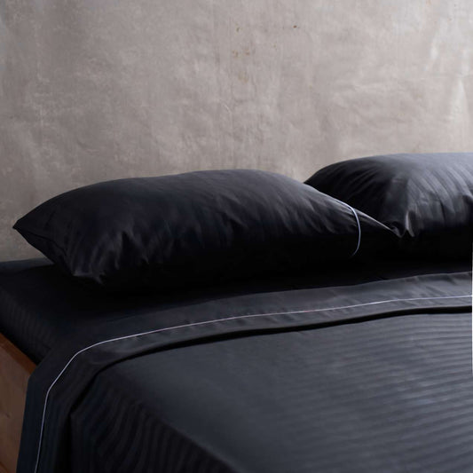 Sábana negra Plumax premium, que aporta un toque de lujo y elegancia a cualquier dormitorio. Suavidad garantizada.