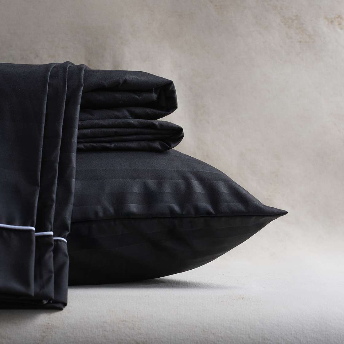 Sábana Plumax negra ultra suave y confortable, ideal para un descanso profundo y una decoración moderna.